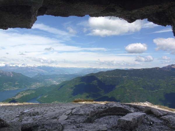 Blick aus der Ruine der Gipfelstellung (Werk Spitz Verle) zum See von Caldonazzo.<br />Im Hintergrund Brenta- und Ortlergruppe