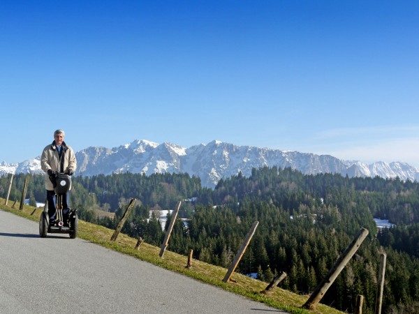 Auf der Rückfahrt. In Bildmitte im Hintergrund die schattige &quot;Eggerskrinn&quot;, durch die ein<br />sehr steiler Anstieg aufs Hochplateau des Zahmen Kaiser führt. Höchster Punkt links:<br />Pyramidenspitze (1998 m) .