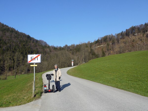 Wieder im Tal, kurz vor dem Parkplatz: 81739-seg auf 976 ERL am Eingang von 6343 Erl.